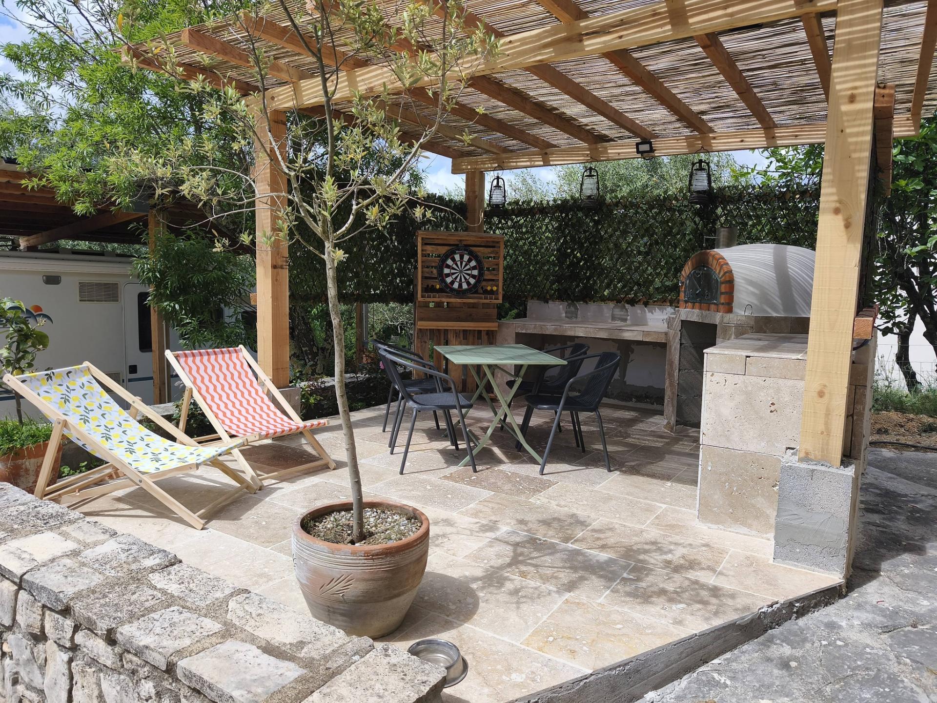 Terrasse sur le côté du gîte